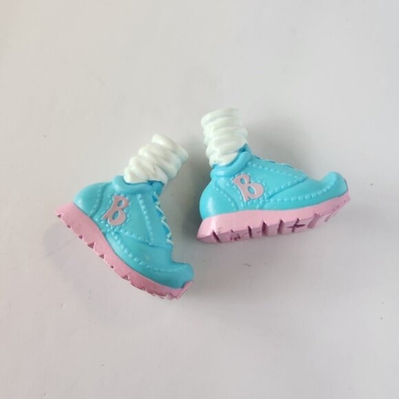 BRATZ DOLL SHOES FIERCE FITNESS 2015 CLOE BLUE & WHITE SNEAKERS SOCKS - Picture 3 of 3